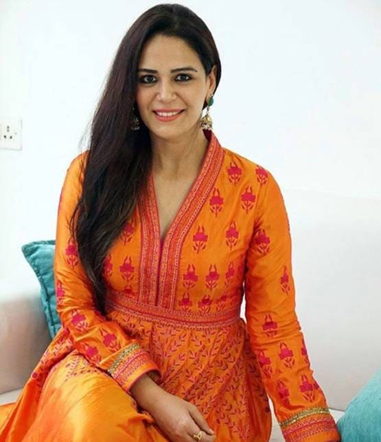 मोना सिंह के हाथों में रची मेहंदी, पहुंचे चुनिंदा मेहमान, शुरू सात फेरों की तैयारी