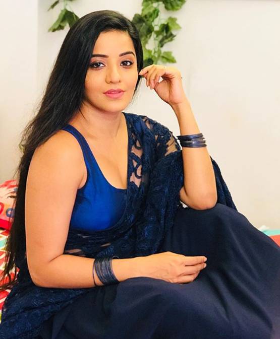 रेड मोनोकनी में टीवी एक्ट्रेस मोनालिसा ने फ्लॉन्ट किया बोल्ड लुक