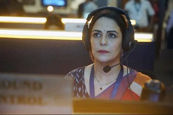 मोना सिंह के हाथों में रची मेहंदी, पहुंचे चुनिंदा मेहमान, शुरू सात फेरों की तैयारी