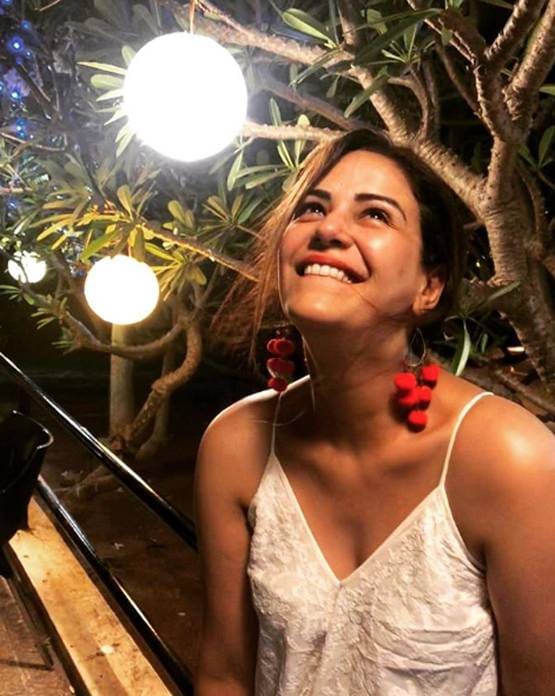 मोना सिंह के हाथों में रची मेहंदी, पहुंचे चुनिंदा मेहमान, शुरू सात फेरों की तैयारी