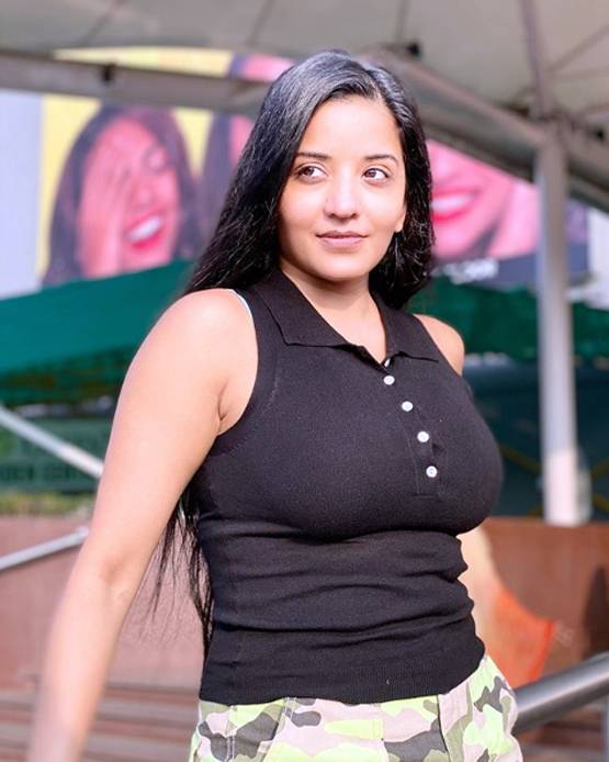 रेड मोनोकनी में टीवी एक्ट्रेस मोनालिसा ने फ्लॉन्ट किया बोल्ड लुक