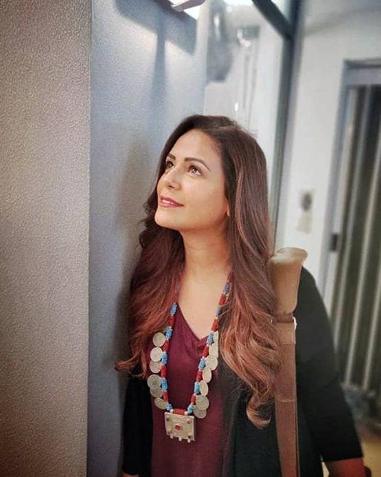 मोना सिंह के हाथों में रची मेहंदी, पहुंचे चुनिंदा मेहमान, शुरू सात फेरों की तैयारी