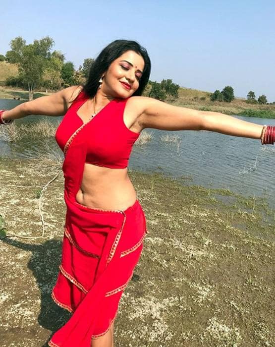 रेड मोनोकनी में टीवी एक्ट्रेस मोनालिसा ने फ्लॉन्ट किया बोल्ड लुक