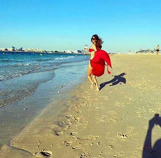 बिकिनी पहन समंदर किनारे मस्ती करती दिखीं मौनी रॉय, तस्वीरें वायरल