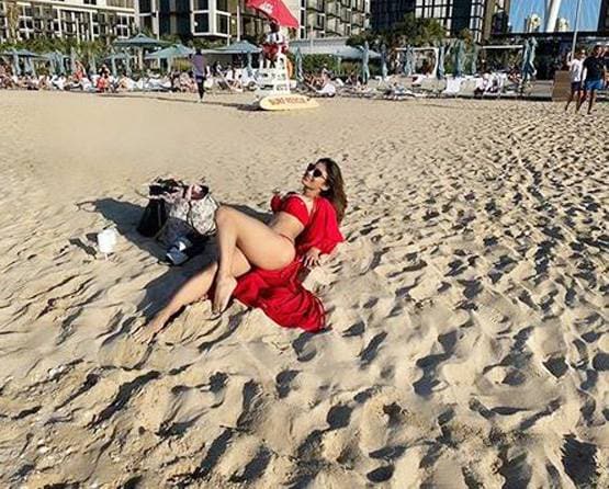 बिकिनी पहन समंदर किनारे मस्ती करती दिखीं मौनी रॉय, तस्वीरें वायरल