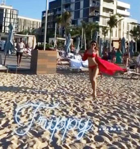 बिकिनी पहन समंदर किनारे मस्ती करती दिखीं मौनी रॉय, तस्वीरें वायरल