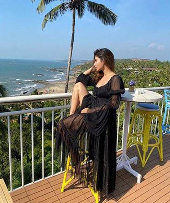 बिकिनी पहन समंदर किनारे मस्ती करती दिखीं मौनी रॉय, तस्वीरें वायरल