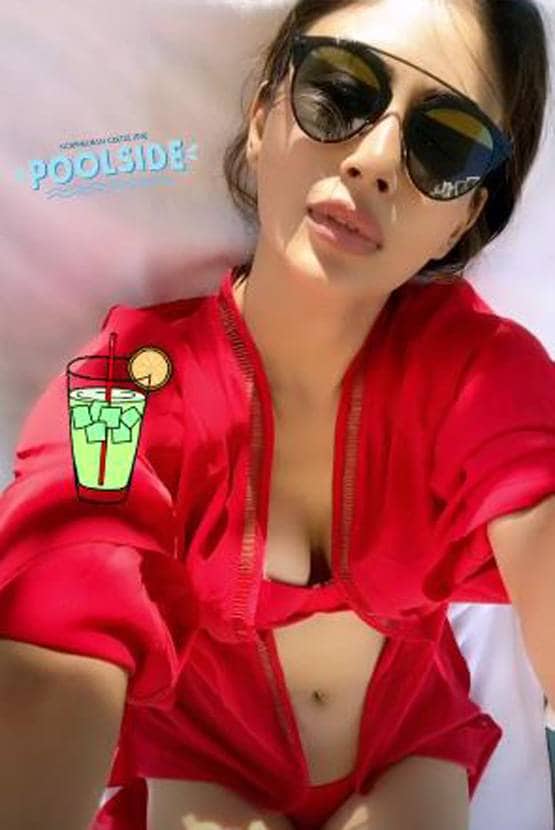 बिकिनी पहन समंदर किनारे मस्ती करती दिखीं मौनी रॉय, तस्वीरें वायरल