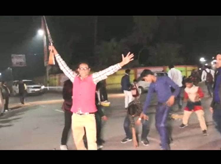 मौत का खेल साब‍ित हो रही हैं शादी में फायर‍िंग, सीने में घुस रहीं गोल‍ियां