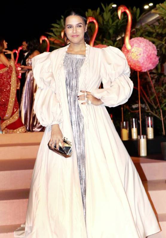 ईशा अंबानी के चैरिटी इवेंट में ग्लैमरस लुक में पहुंचे ये सितारे, Photos