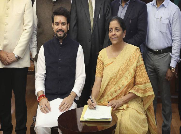 निर्मला की दुनिया में बढ़ी धमक, क्वीन एलिजाबेथ को छोड़ा पीछे