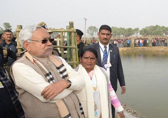 जब तिलमिलाए नीतीश बोले- फोटो खिंचवा रहे हो, कोई नहीं बचोगे!