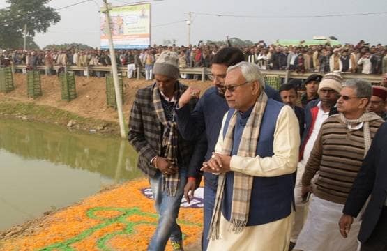 जब तिलमिलाए नीतीश बोले- फोटो खिंचवा रहे हो, कोई नहीं बचोगे!