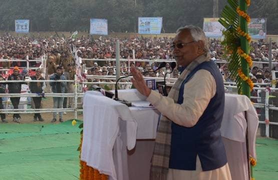 जब तिलमिलाए नीतीश बोले- फोटो खिंचवा रहे हो, कोई नहीं बचोगे!