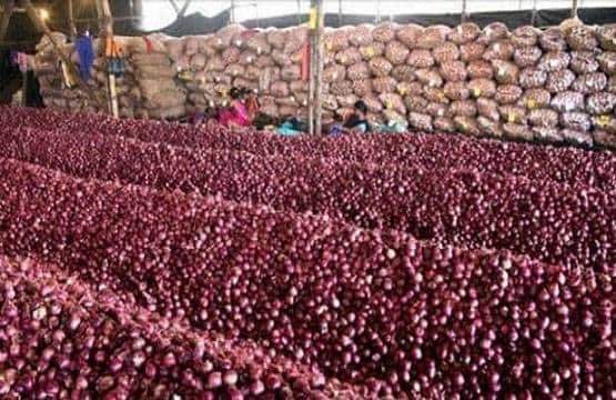 कुछ दो न दो बस प्याज दो...शादी के स्टेज पर लगी टोकरियों की झड़ी