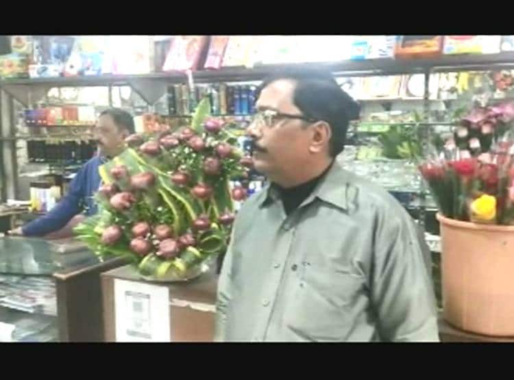 पति ने पत्नी के लिए बनवाया प्याज का अनोखा बुके, नए साल पर देगा गिफ्ट