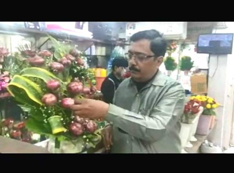 पति ने पत्नी के लिए बनवाया प्याज का अनोखा बुके, नए साल पर देगा गिफ्ट