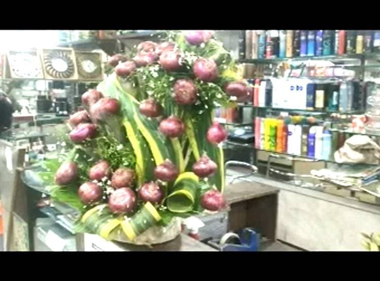 पति ने पत्नी के लिए बनवाया प्याज का अनोखा बुके, नए साल पर देगा गिफ्ट