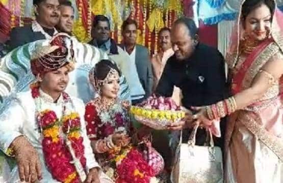 जब दूल्हा-दुल्हन ने एक-दूसरे को पहनाई प्याज की वरमाला