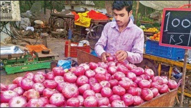 दुकानदार का अनोखा ऑफर, स्मार्टफोन खरीदो और मुफ्त पाओ प्याज