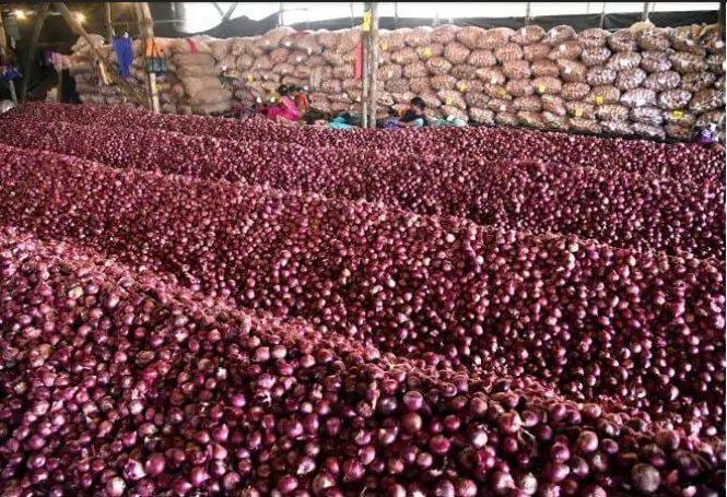 दुकानदार का अनोखा ऑफर, स्मार्टफोन खरीदो और मुफ्त पाओ प्याज