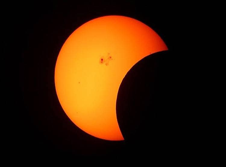 सूर्य ग्रहण का सीक्रेट, जानिये धरती के हर कोने से क्यों दिख रहा अलग