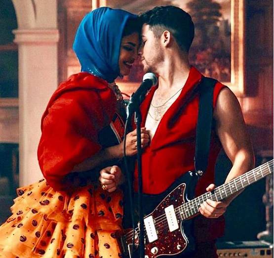 शादी की पहली सालगिरह पर वायरल प्रियंका-निक की ये तस्वीरें