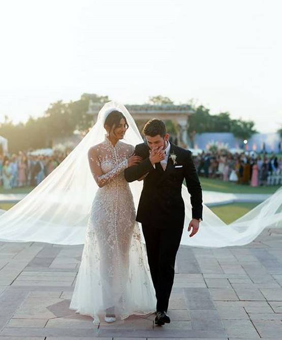 शादी की पहली सालगिरह पर वायरल प्रियंका-निक की ये तस्वीरें