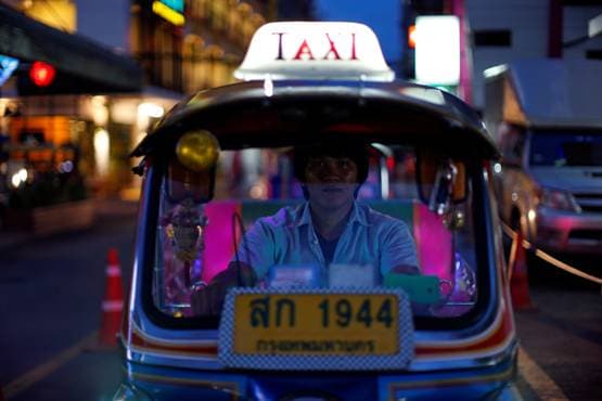 नशे में ऑटो से जा रहे कपल का इंटीमेट वीडियो लीक