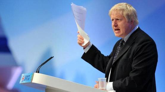 ब्रिटिश PM ने गर्लफ्रेंड संग इकोनॉमी क्लास में किया सफर, फोटो वायरल