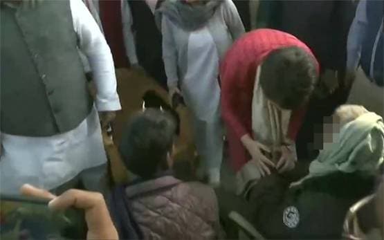 जब उन्नाव रेप पीड़िता के घर पहुंचीं प्रियंका गांधी, देखें Photos