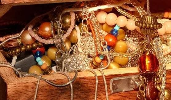 मॉडल के घर बड़ी चोरी, मिनटों में गायब की 475 करोड़ की ज्वैलरी