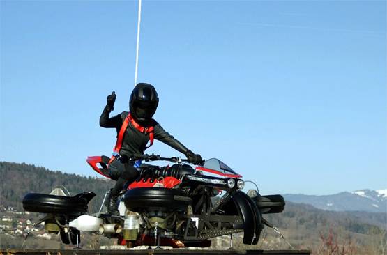 एक स्विच दबाते ही हवा में उड़ने लगती है ये बाइक, लगे हैं 4 जेट इंजन