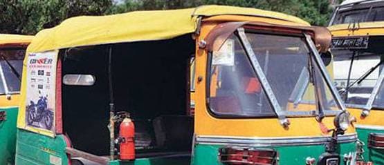 नशे में ऑटो से जा रहे कपल का इंटीमेट वीडियो लीक