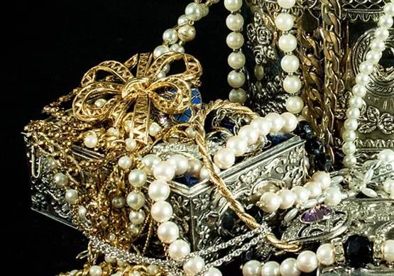 मॉडल के घर बड़ी चोरी, मिनटों में गायब की 475 करोड़ की ज्वैलरी