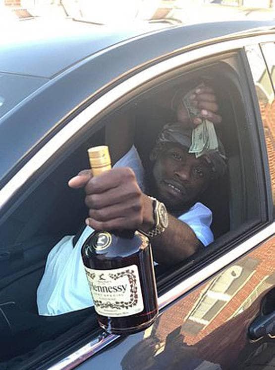 बैंक स्टाफ घर लाया 62 लाख कैश, जीने लगा ऐसी लग्जरी लाइफ