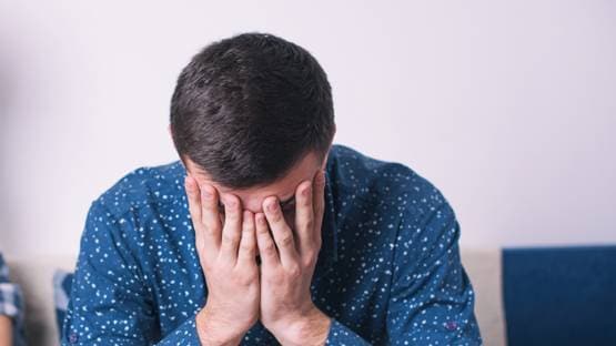 चाबी भूलने के बहाने गर्लफ्रेंड के कमरे में रुका लड़का, किया रेप