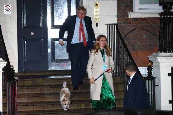 ब्रिटिश PM ने गर्लफ्रेंड संग इकोनॉमी क्लास में किया सफर, फोटो वायरल