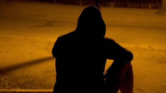 देखरेख को गई महिला पुलिस अफसर ने पीड़ित युवक से बनाए शारीरिक संबंध