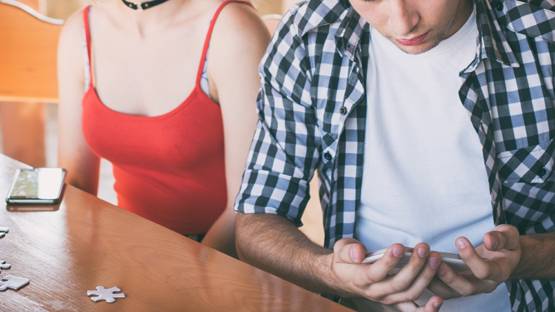 शादीशुदा टीचर ने 5 छात्रों से बनाए शारीरिक संबंध, दिया इस्तीफा