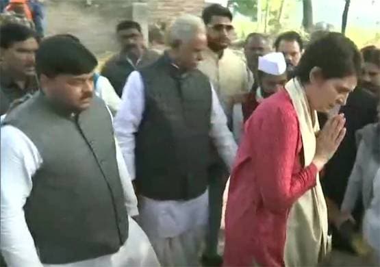 जब उन्नाव रेप पीड़िता के घर पहुंचीं प्रियंका गांधी, देखें Photos