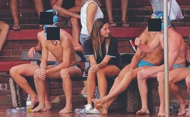 शादीशुदा टीचर ने 5 छात्रों से बनाए शारीरिक संबंध, दिया इस्तीफा