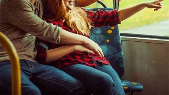 स्कूल के सामने बस में संबंध बना रहा था कपल, मचा हंगामा