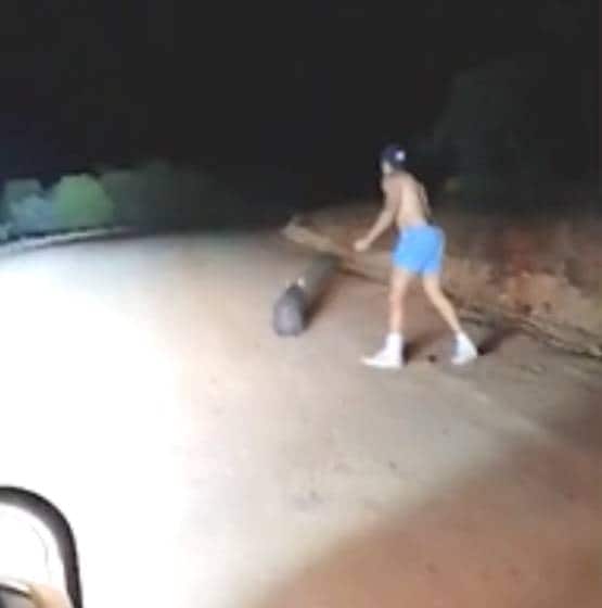 छोटे से जीव की हत्या कर हंसने लगा पुलिस अफसर, बर्खास्त करने की मांग