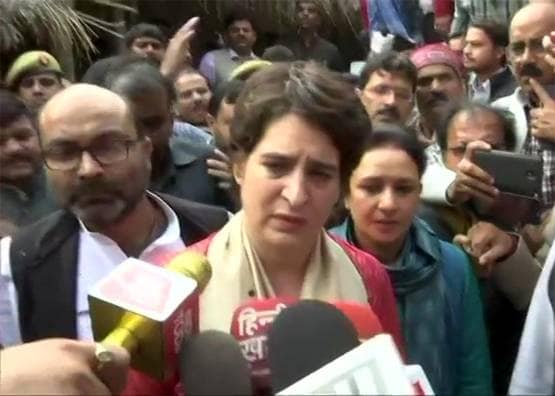 जब उन्नाव रेप पीड़िता के घर पहुंचीं प्रियंका गांधी, देखें Photos