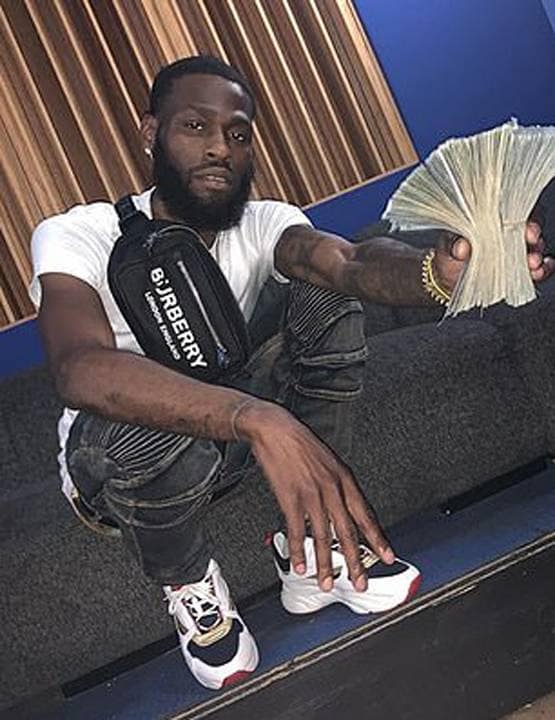 बैंक स्टाफ घर लाया 62 लाख कैश, जीने लगा ऐसी लग्जरी लाइफ