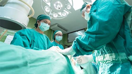 बच्चे को घसीटकर ले जाने लगा अजगर, कई बार किया अटैक