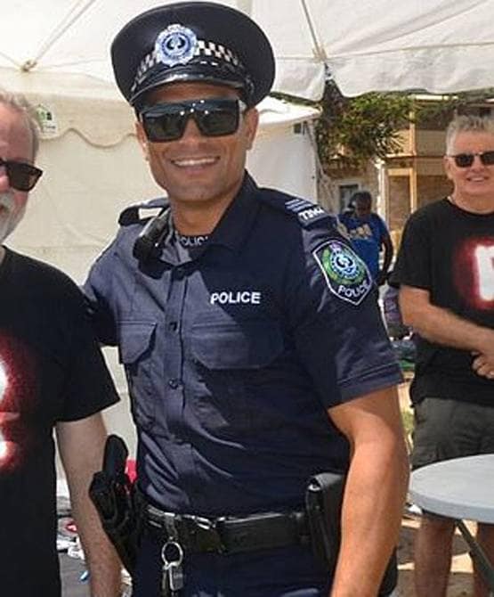 छोटे से जीव की हत्या कर हंसने लगा पुलिस अफसर, बर्खास्त करने की मांग