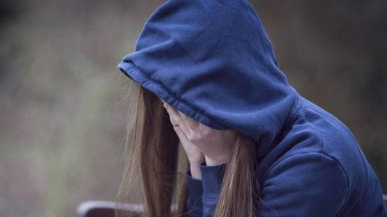 बेड पर क्लासमेट संग महिला ने की थी कडलिंग, उसी ने किया रेप