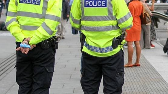 देखरेख को गई महिला पुलिस अफसर ने पीड़ित युवक से बनाए शारीरिक संबंध